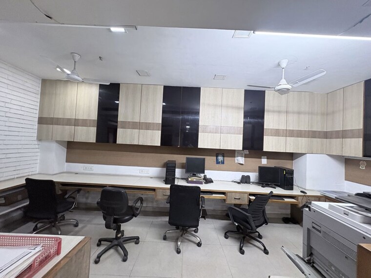 Team Area, netaji subhash place Commercial Office Space 2500 Sq.Ft. In Netaji Subhash Place Delhi 10462153