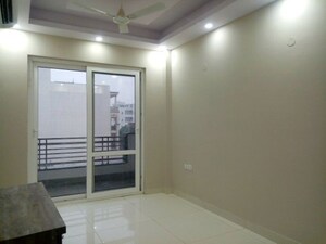 Room in 3 BHK Apartment at BPTP Amstoria Country Floor, Sector 102 – for Rent