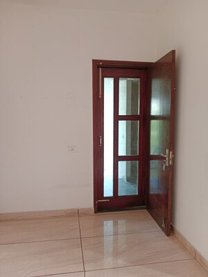 Room in 1.5 BHK Builder Floor at Ansals Sushant City – for Rent