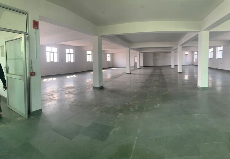 Hall, sector 63 Commercial Office Space 18000 Sq.Ft. In Sector 63 Noida 10462279