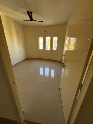 Room in 2.5 BHK Apartment at Alaknanda Enclave Apartments, Roberts Lines – for Rent