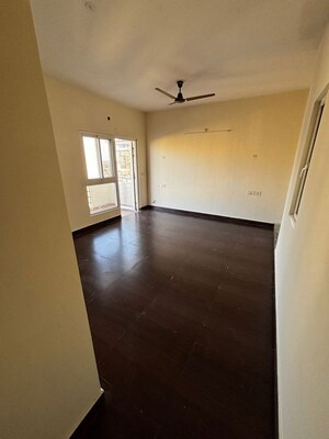 Room in 2.5 BHK Apartment at Alaknanda Enclave Apartments, Roberts Lines – for Rent