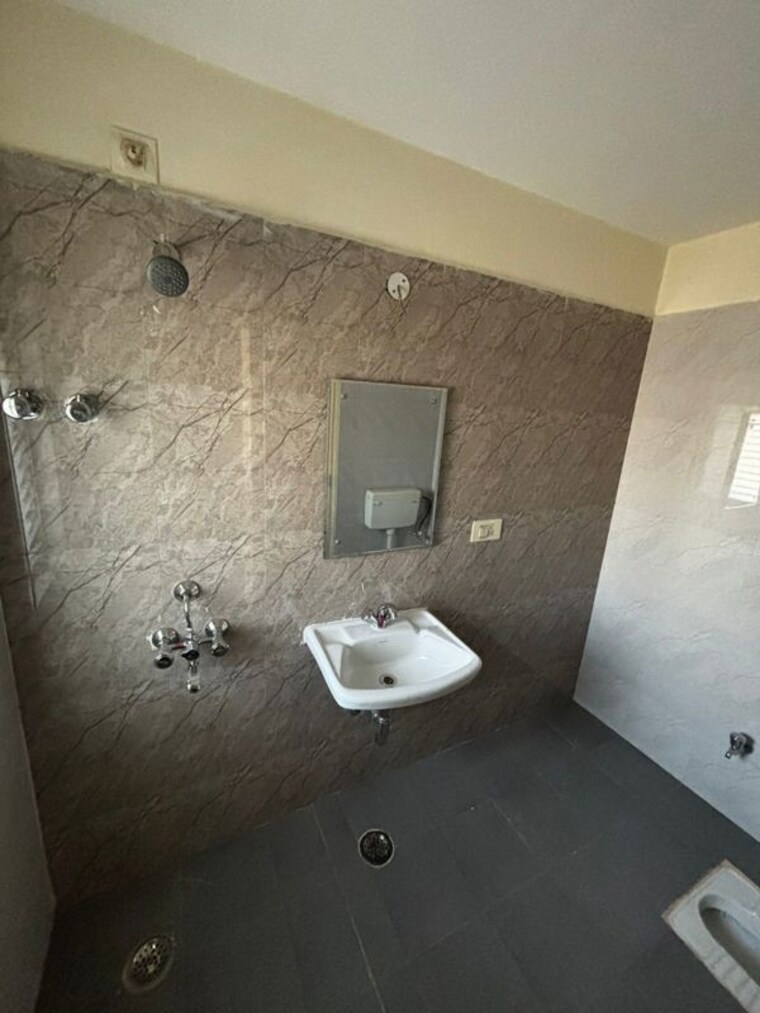 Bathroom, alaknanda-enclave-apartments 2.5 Bedroom 1348 Sq.Ft. Apartment In Roberts Lines Lucknow 10462442