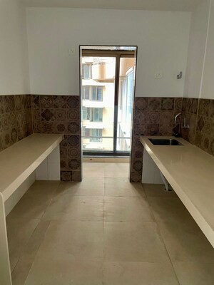Room in 4 BHK Apartment at Kanakia Silicon Valley, Powai – for Rent