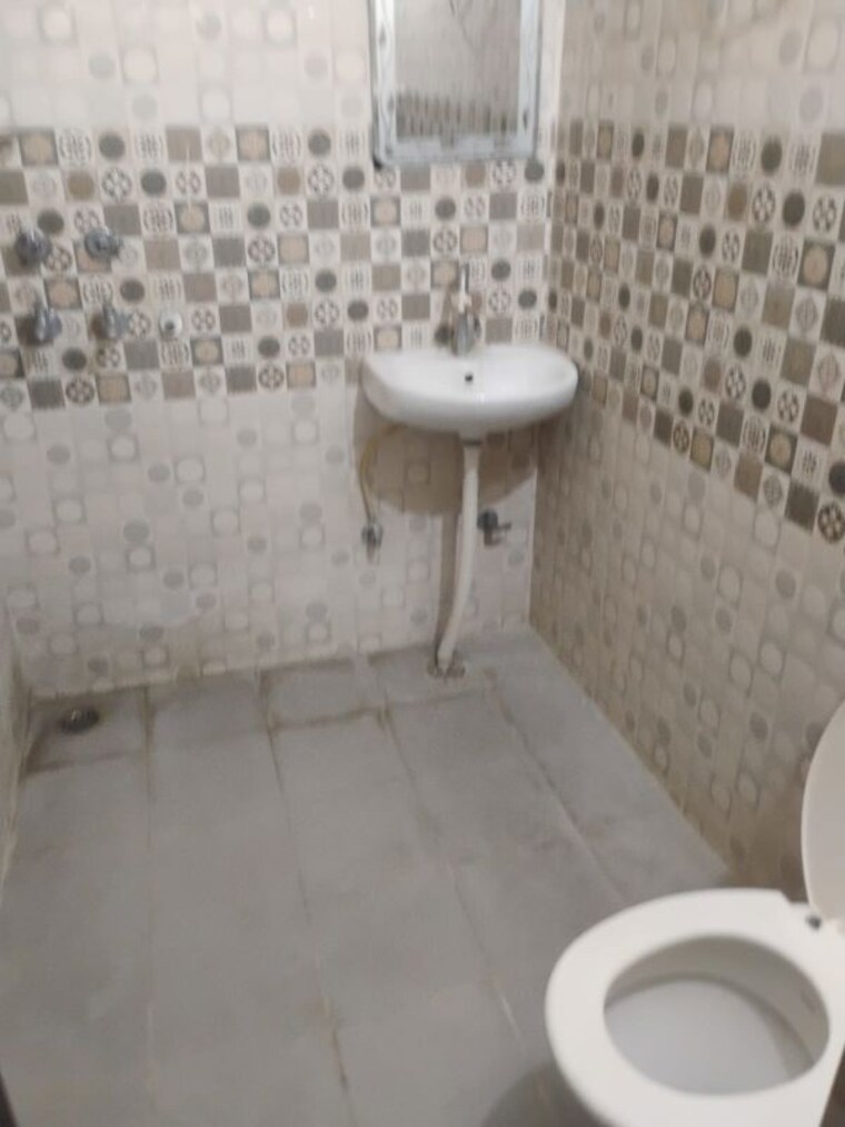 Bathroom, sector 15 2 Bedroom 1000 Sq.Ft. Builder Floor In Sector 15 Gurgaon 10462454