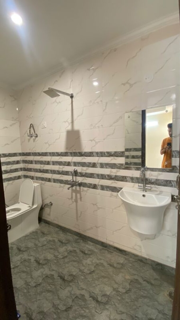 Bathroom, sainik farm 2 Bedroom 1650 Sq.Ft. Apartment In Sainik Farm Delhi 10462463