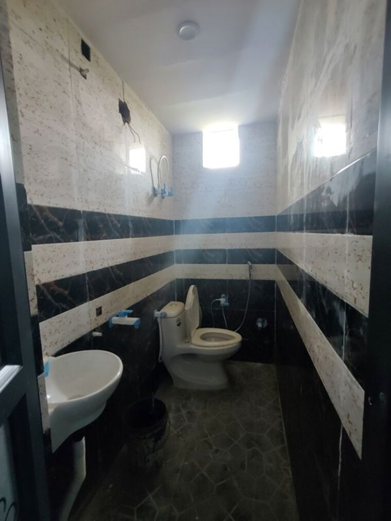 Bathroom, sector 65 Commercial Warehouse 1000 Sq.Ft. In Sector 65 Noida 10462523