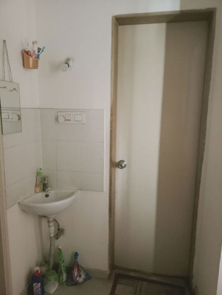 Bathroom, arihant-venkateshwara-green-city 1 Bedroom 620 Sq.Ft. Apartment In Hadapsar Pune 10462536