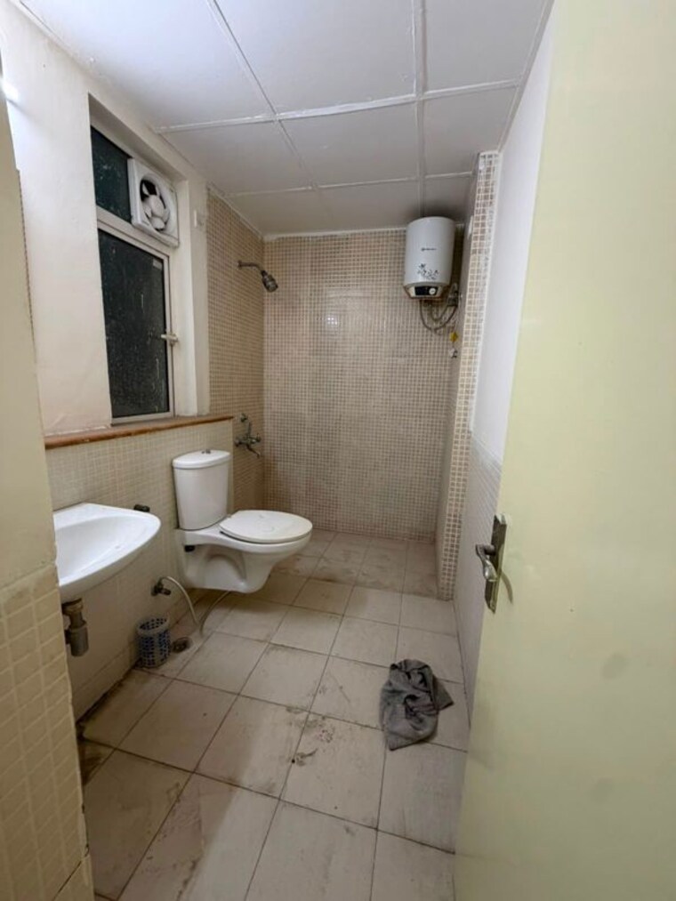 Bathroom, jaypee-green-wish-town-klassic 3 Bedroom 1750 Sq.Ft. Apartment In Sector 134 Noida 10462596