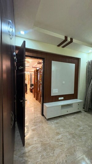 Room in 6 BHK Apartment at MI Rustle Court, Gomti Nagar – for Rent