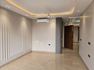 Room in 4 BHK Builder Floor at DLF Alameda Independent Floors, Sector 73 – for Sale
