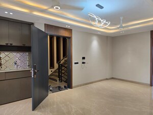 Room in 4 BHK Builder Floor at DLF Alameda Independent Floors, Sector 73 – for Sale