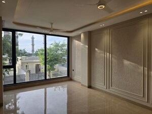 Room in 4 BHK Builder Floor at DLF Alameda Independent Floors, Sector 73 – for Sale