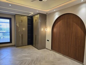 Room in 4 BHK Builder Floor at DLF Alameda Independent Floors, Sector 73 – for Sale