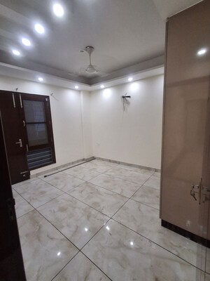 Room in 3 BHK Builder Floor at Sector 46 – for Rent