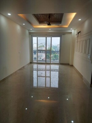 Room in 3 BHK Builder Floor at Sector 52 – for Rent