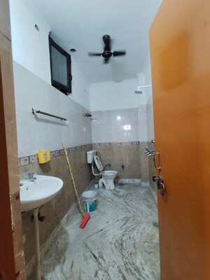Team Area in 2 BHK Builder Floor at Green Fields Colony – for Rent