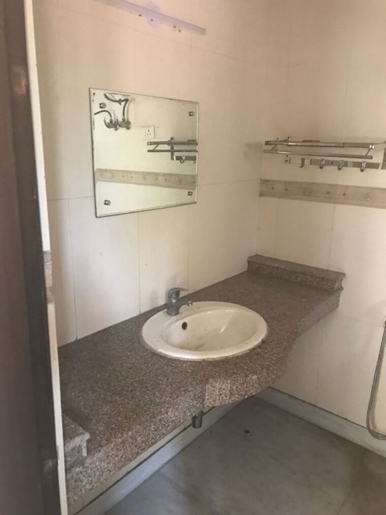 Bathroom, lajpat nagar 4 1 RK 100 Sq.Yd. Villa In Lajpat Nagar 4 Delhi 10462906