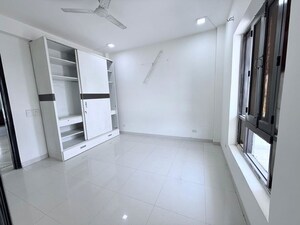 Building Lobby in 3 BHK Builder Floor at Sector 57 – for Rent