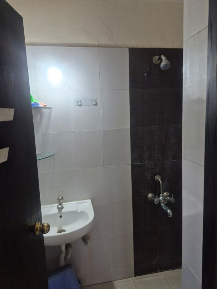 Bathroom, kamgar putala vasahat 2 Bedroom 850 Sq.Ft. Apartment In Kamgar Putala Vasahat Pune 10462955