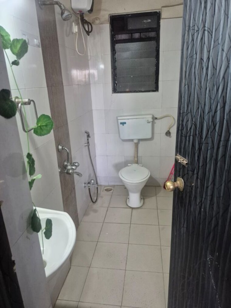 Bathroom, kamgar putala vasahat 2 Bedroom 850 Sq.Ft. Apartment In Kamgar Putala Vasahat Pune 10462955