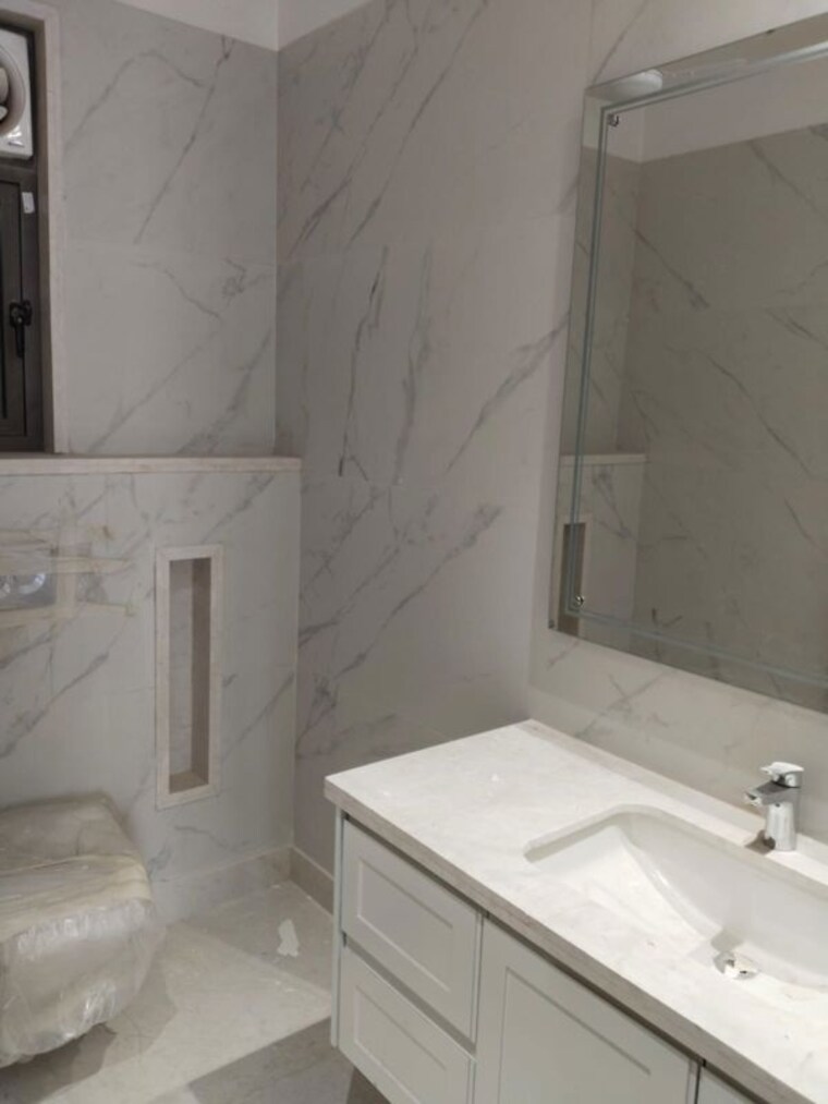 Bathroom, safdarjung development area 4 Bedroom 400 Sq.Yd. Builder Floor In Safdarjung Development Area Delhi 10462963
