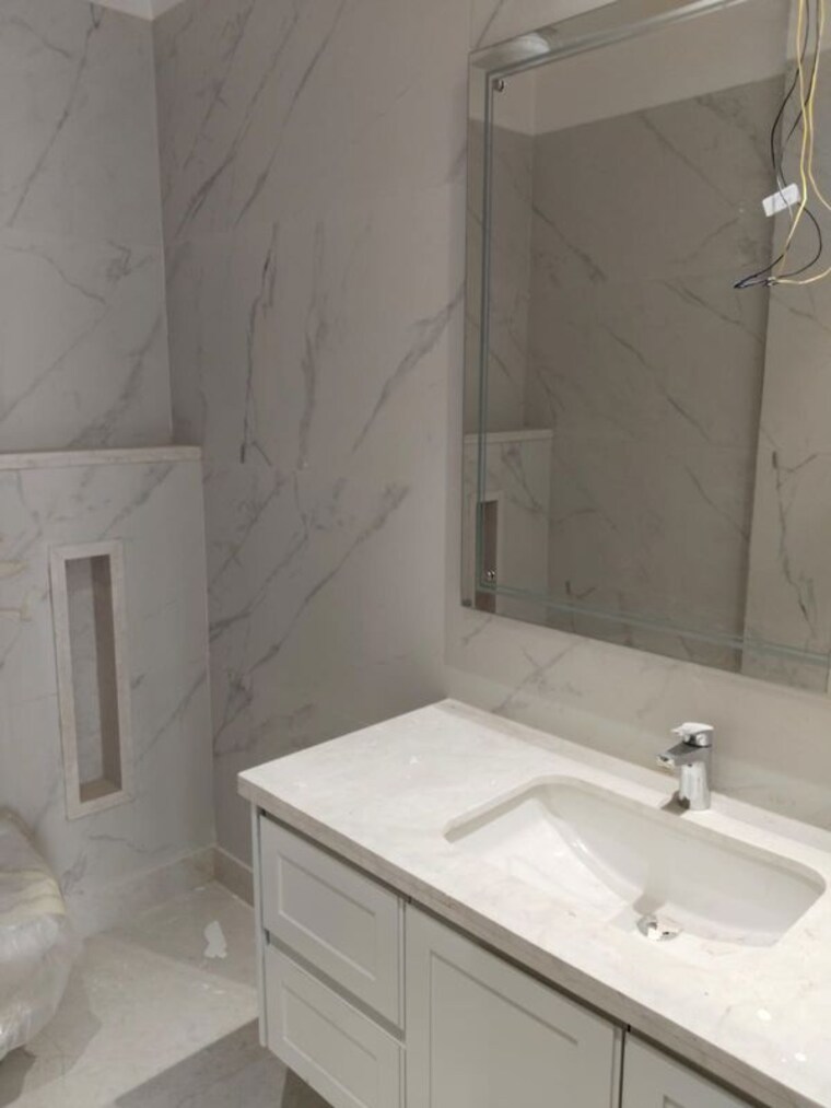 Bathroom, safdarjung development area 4 Bedroom 400 Sq.Yd. Builder Floor In Safdarjung Development Area Delhi 10462963