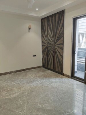 Room in 4 BHK Builder Floor at Safdarjung Development Area – for Rent