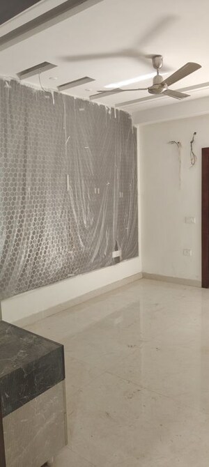 Room in 4 BHK Apartment at Prateek Edifice, Sector 107 – for Sale