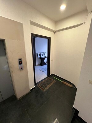 Room in 4 BHK Builder Floor at Panchsheel Enclave – for Rent