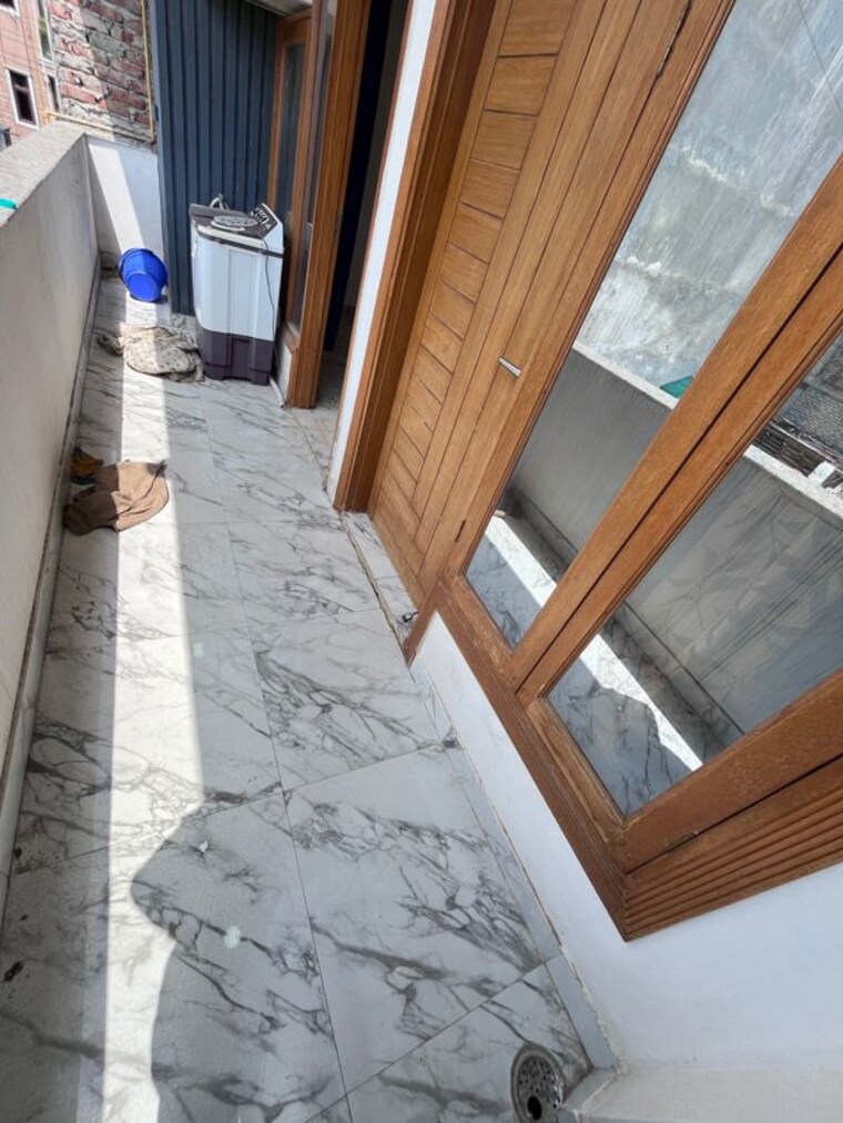 Balcony, malviya nagar 3 Bedroom 110 Sq.Yd. Builder Floor In Malviya Nagar Delhi 10463080