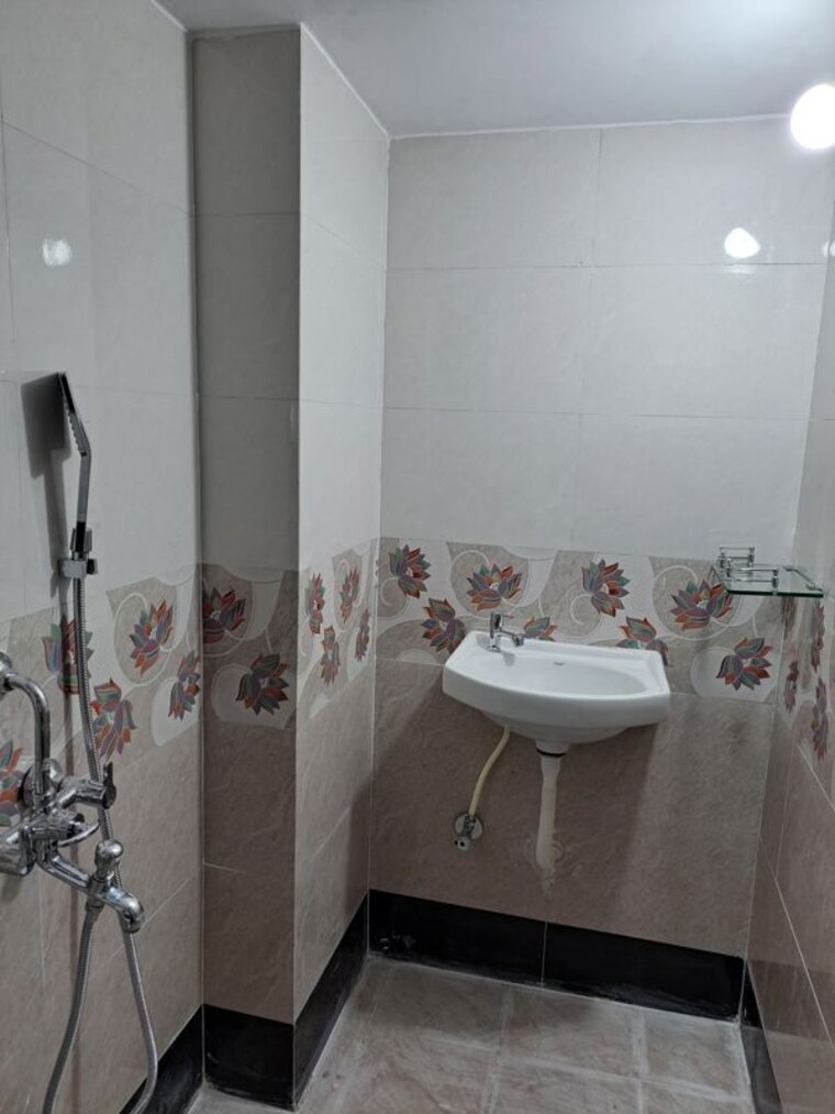 Bathroom, powai-cosmopolitan-chs 2 Bedroom 900 Sq.Ft. Apartment In Powai Mumbai 10463114