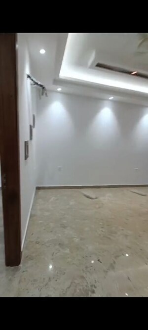 Room in 3 BHK Builder Floor at Vasant Kunj Enclave – for Rent