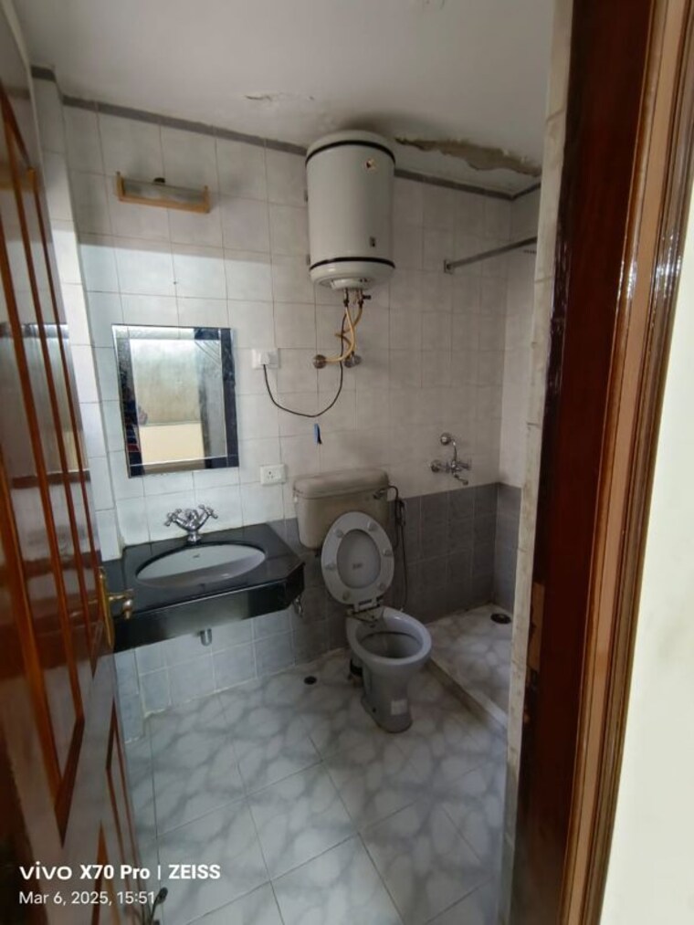 Bathroom, ardee-city 3.5 Bedroom 301 Sq.Yd. Builder Floor In Sector 52 Gurgaon 10463241
