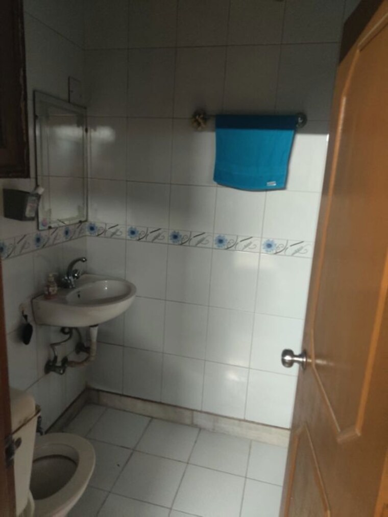 Bathroom, yusuf sarai 3 Bedroom 125 Sq.Yd. Builder Floor In Yusuf Sarai Delhi 10463357