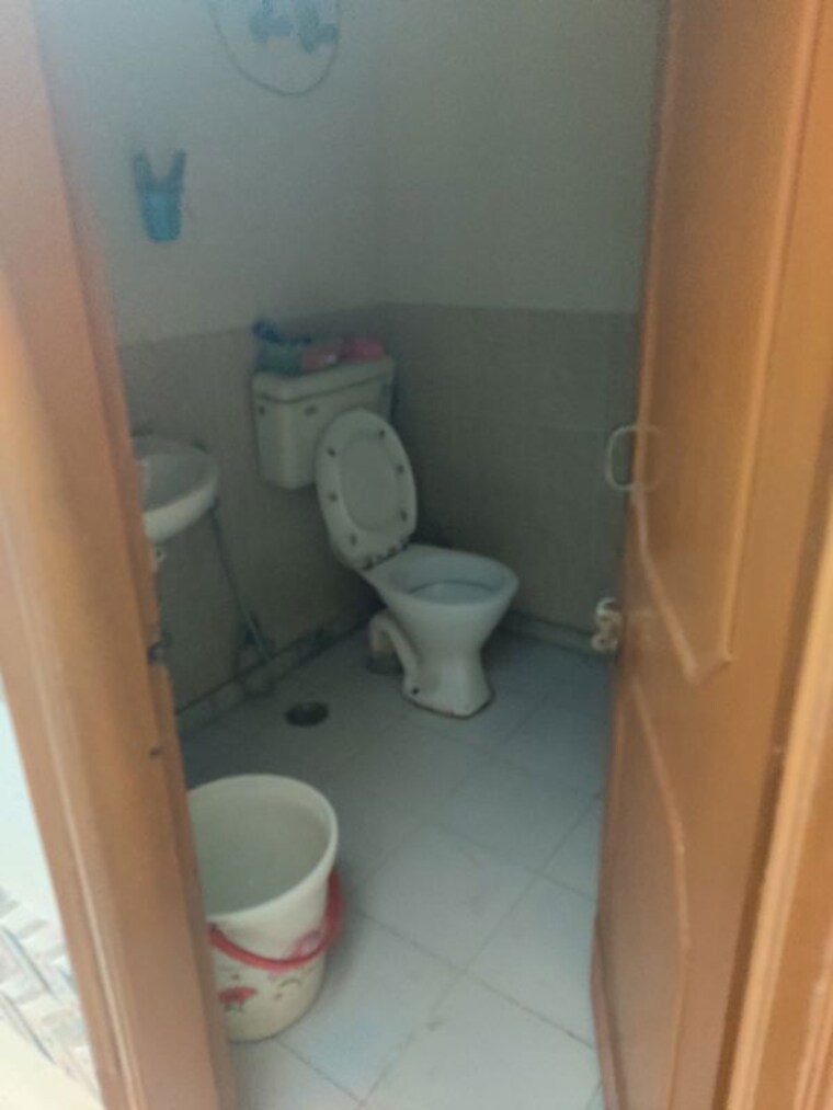 Bathroom, yusuf sarai 3 Bedroom 125 Sq.Yd. Builder Floor In Yusuf Sarai Delhi 10463357