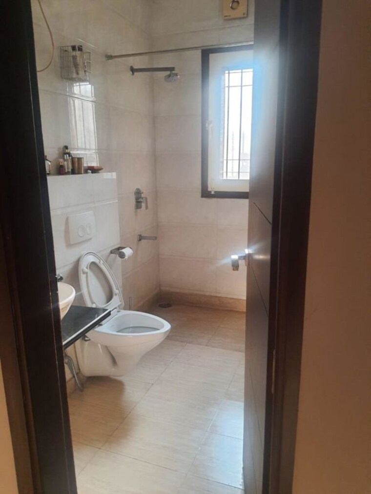 Bathroom, vasant vihar 1 Bedroom 150 Sq.Yd. Builder Floor In Vasant Vihar Delhi 10463377