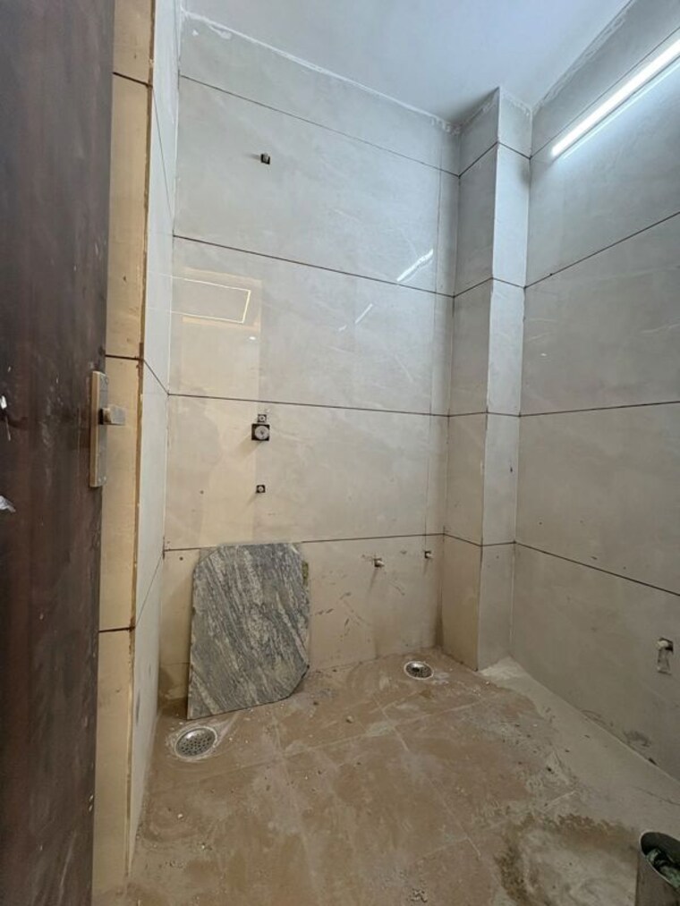 Bathroom, sainik colony 2 Bedroom 810 Sq.Ft. Builder Floor In Sainik Colony Faridabad 10463328