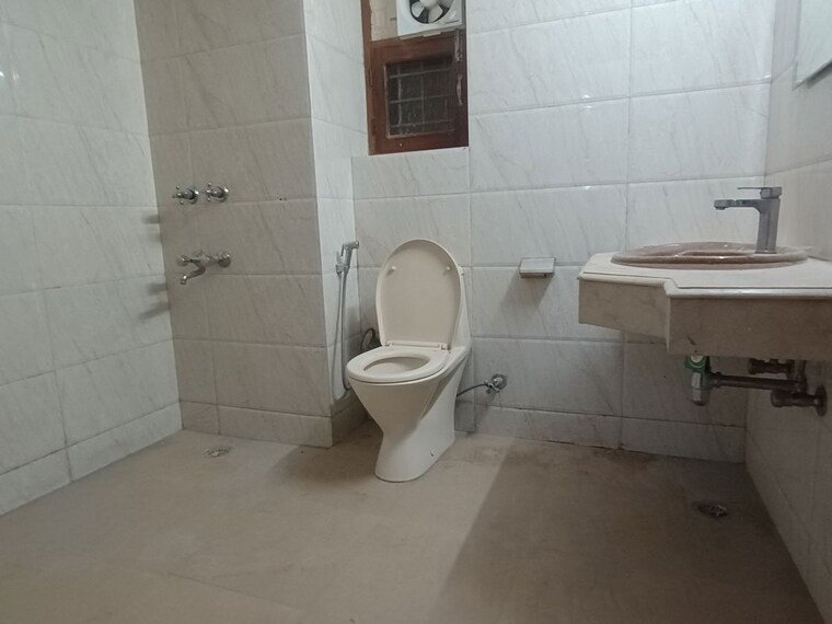 Bathroom, vasant kunj 3 Bedroom 1850 Sq.Ft. Apartment In Vasant Kunj Delhi 10463378