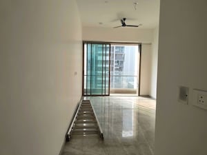 Room in 2 BHK Apartment at Prestige Jasdan Classic, Mahalaxmi – for Rent