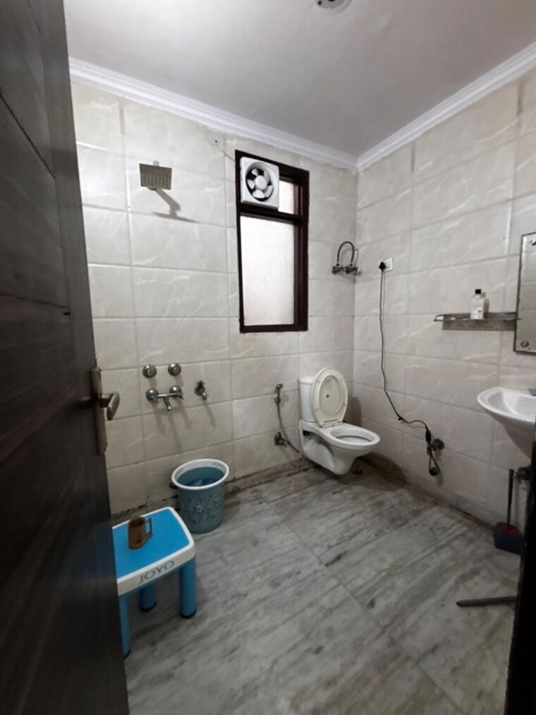 Bathroom, khirki extension 2 Bedroom 100 Sq.Yd. Builder Floor In Khirki Extension Delhi 10462987