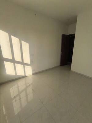 Room in 3 BHK Apartment at Kalpataru Vienta, Kandivali East – for Rent