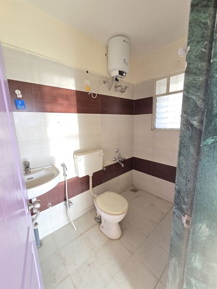 Bathroom, kharadi 2.5 Bedroom 1000 Sq.Ft. Apartment In Kharadi Pune 10463494