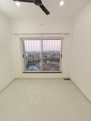 Room in 3 BHK Apartment at Runwal The Central Park, Chinchwad – for Rent