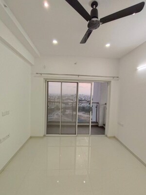 Room in 3 BHK Apartment at Runwal The Central Park, Chinchwad – for Rent