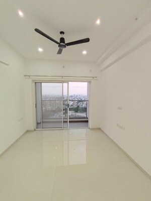 Room in 3 BHK Apartment at Runwal The Central Park, Chinchwad – for Rent