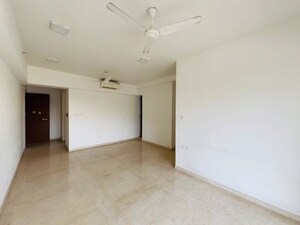 Room in 2 BHK Apartment at Mahalaxmi Racecourse – for Rent