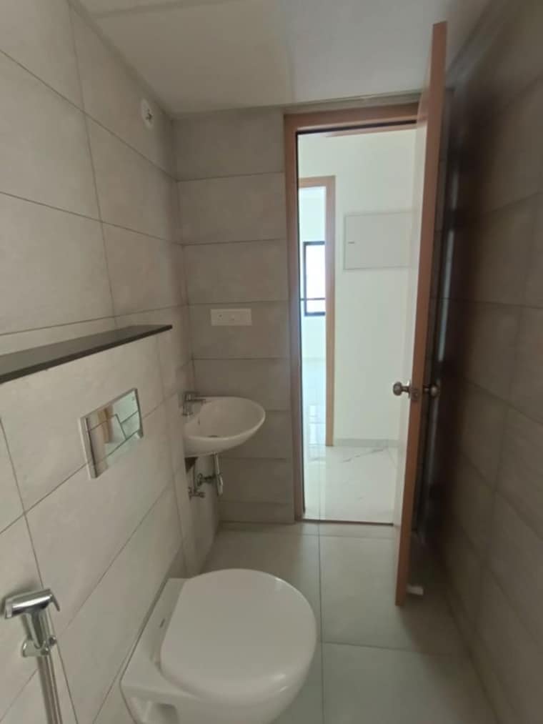 Bathroom, mahindra-nestalgia 2 Bedroom 1000 Sq.Ft. Apartment In Pimpri Pune 10463542