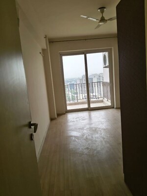Room in 3 BHK Apartment at DLF The Skycourt, Sector 86 – for Rent