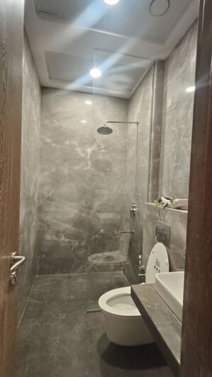 Bathroom in 3 BHK Apartment at Mahalaxmi Racecourse – for Rent